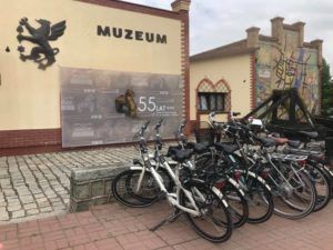 Budynek Muzeum w Wolinie i stojące przed nim rowery